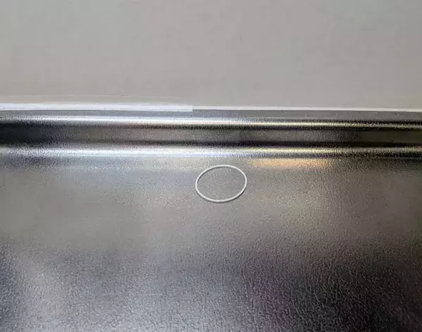 スマホの両端に輪ゴムを巻くと？　スマホの裏技に「もっと早く知りたかった」