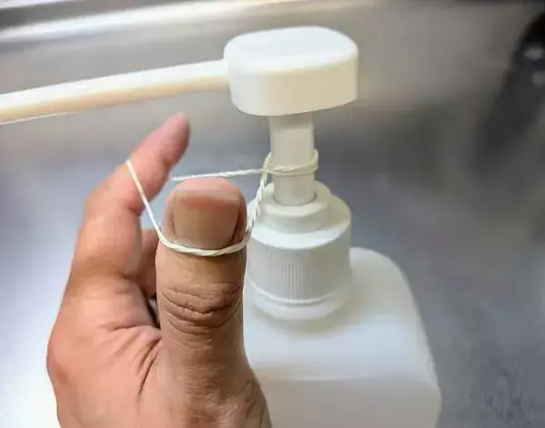 スマホの両端に輪ゴムを巻くと？　スマホの裏技に「もっと早く知りたかった」