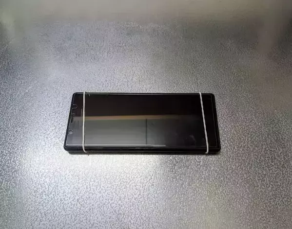 スマホの両端に輪ゴムを巻くと？　スマホの裏技に「もっと早く知りたかった」