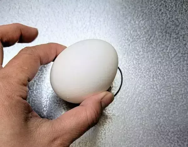 スマホの両端に輪ゴムを巻くと？　スマホの裏技に「もっと早く知りたかった」