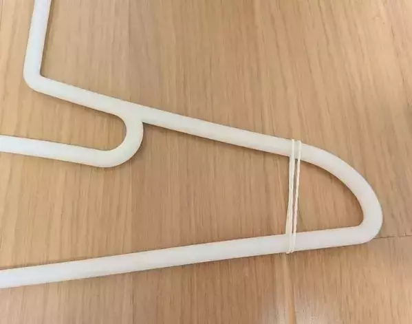 スマホの両端に輪ゴムを巻くと？　スマホの裏技に「もっと早く知りたかった」