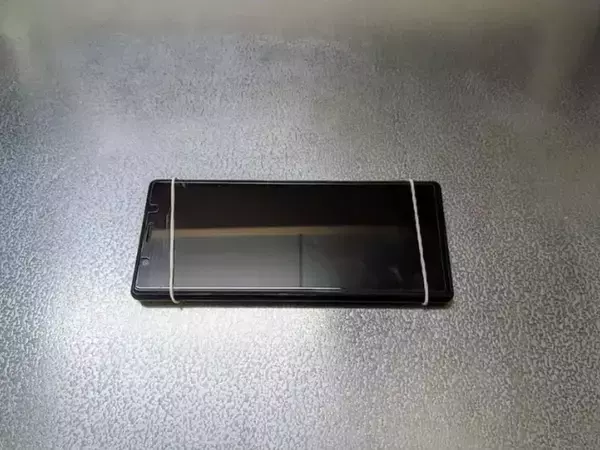 スマホの両端に輪ゴムを巻くと？　スマホの裏技に「もっと早く知りたかった」