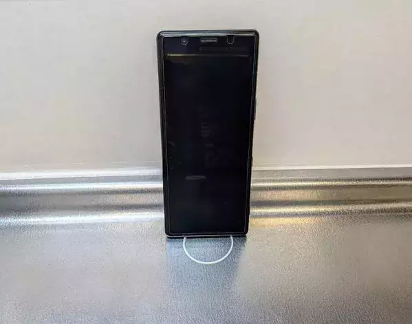 スマホの両端に輪ゴムを巻くと？　スマホの裏技に「もっと早く知りたかった」