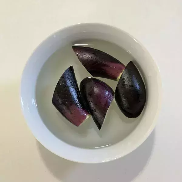 豚肉を挟んだナスにチーズをのせて…　完成したモノに「子供が爆食い」「今晩コレ」