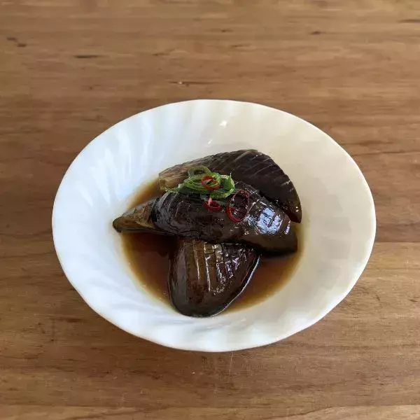 豚肉を挟んだナスにチーズをのせて…　完成したモノに「子供が爆食い」「今晩コレ」