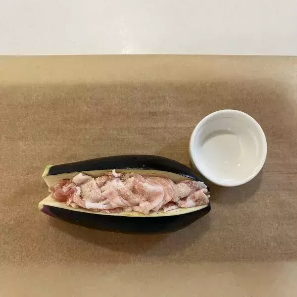 豚肉を挟んだナスにチーズをのせて…　完成したモノに「子供が爆食い」「今晩コレ」