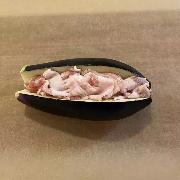 豚肉を挟んだナスにチーズをのせて…　完成したモノに「子供が爆食い」「今晩コレ」