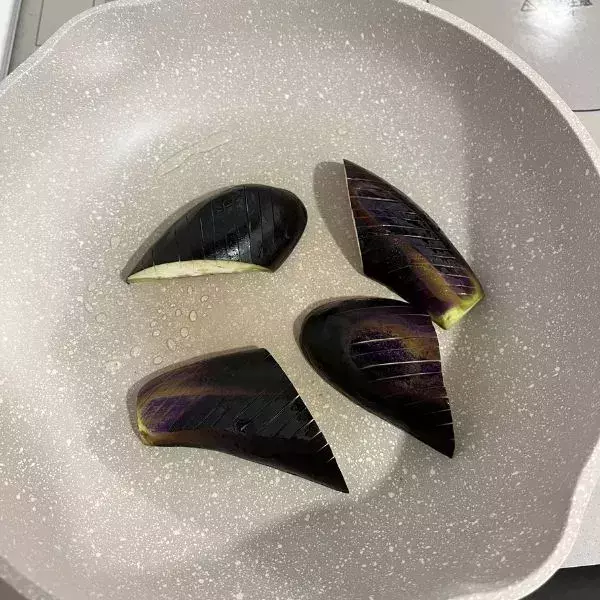 豚肉を挟んだナスにチーズをのせて…　完成したモノに「子供が爆食い」「今晩コレ」