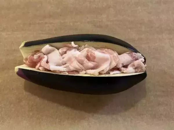 豚肉を挟んだナスにチーズをのせて…　完成したモノに「子供が爆食い」「今晩コレ」
