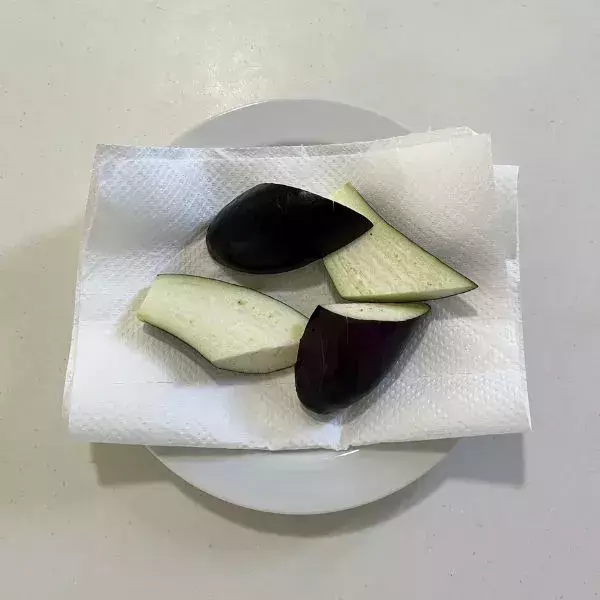 豚肉を挟んだナスにチーズをのせて…　完成したモノに「子供が爆食い」「今晩コレ」