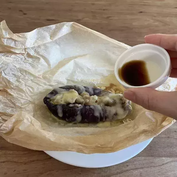 豚肉を挟んだナスにチーズをのせて…　完成したモノに「子供が爆食い」「今晩コレ」