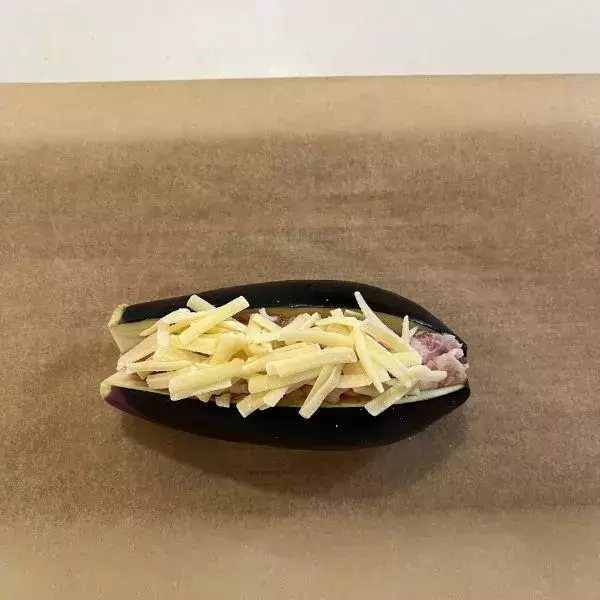 豚肉を挟んだナスにチーズをのせて…　完成したモノに「子供が爆食い」「今晩コレ」