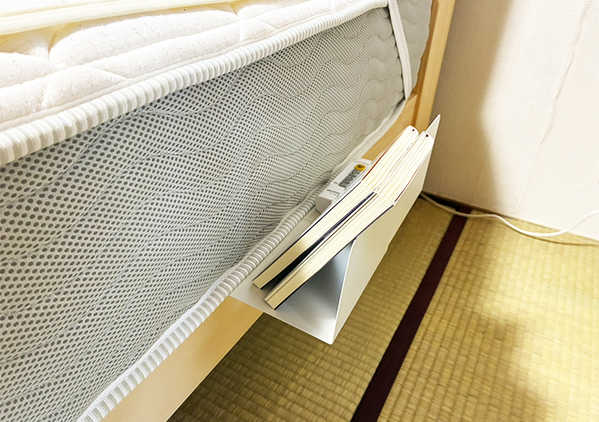 『ブックエンド』をマットレスの下に挟むと…　寝室がスッキリする収納技に「これで直置き卒業！」