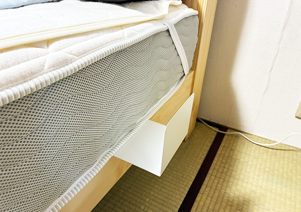 『ブックエンド』をマットレスの下に挟むと…　寝室がスッキリする収納技に「これで直置き卒業！」