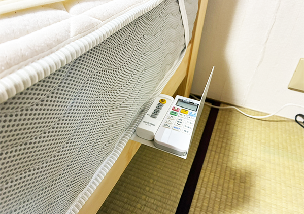 『ブックエンド』をマットレスの下に挟むと…　寝室がスッキリする収納技に「これで直置き卒業！」