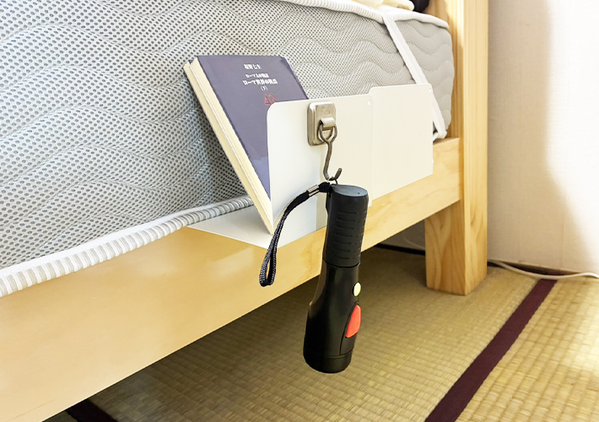 『ブックエンド』をマットレスの下に挟むと…　寝室がスッキリする収納技に「これで直置き卒業！」