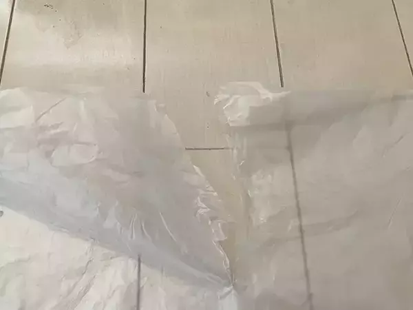 パンの袋、捨てないで！　ゴミ袋にする前に切り込みを入れて結びやすくする手順