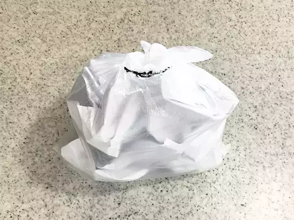 パンの袋、捨てないで！　ゴミ袋にする前に切り込みを入れて結びやすくする手順