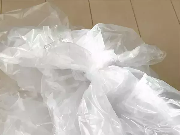 パンの袋、捨てないで！　ゴミ袋にする前に切り込みを入れて結びやすくする手順