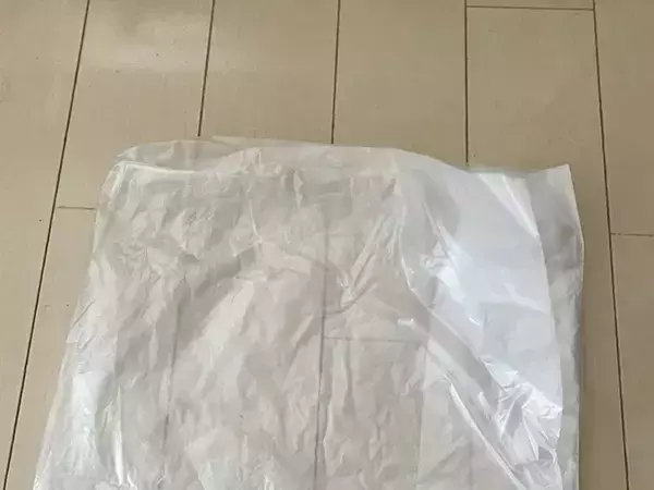 パンの袋、捨てないで！　ゴミ袋にする前に切り込みを入れて結びやすくする手順