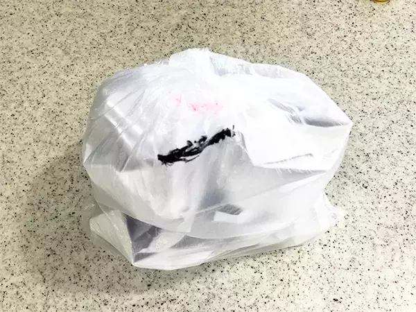 パンの袋、捨てないで！　ゴミ袋にする前に切り込みを入れて結びやすくする手順