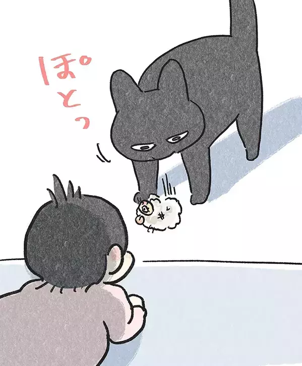 寝返りを特訓中の赤ちゃん　愛猫がやって来て渡したものが？「涙出た」「尊すぎて絶叫」【エッセイ漫画】