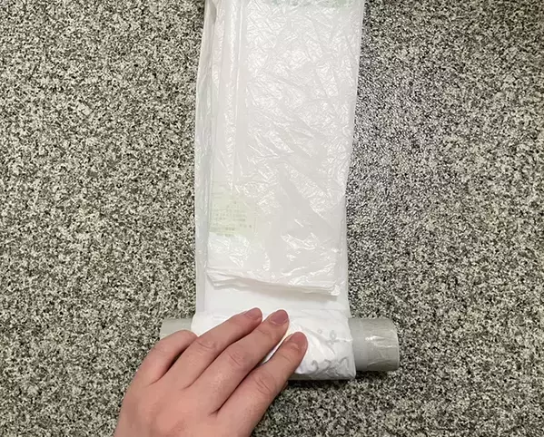 マスクの空き箱が『ビニール袋』のホルダーに！　ティッシュのように引き出して使える収納術