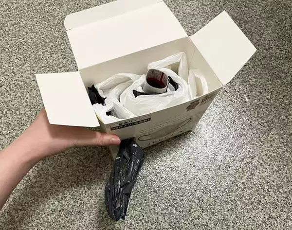 マスクの空き箱が『ビニール袋』のホルダーに！　ティッシュのように引き出して使える収納術