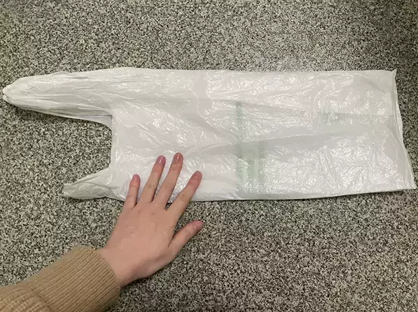 マスクの空き箱が『ビニール袋』のホルダーに！　ティッシュのように引き出して使える収納術