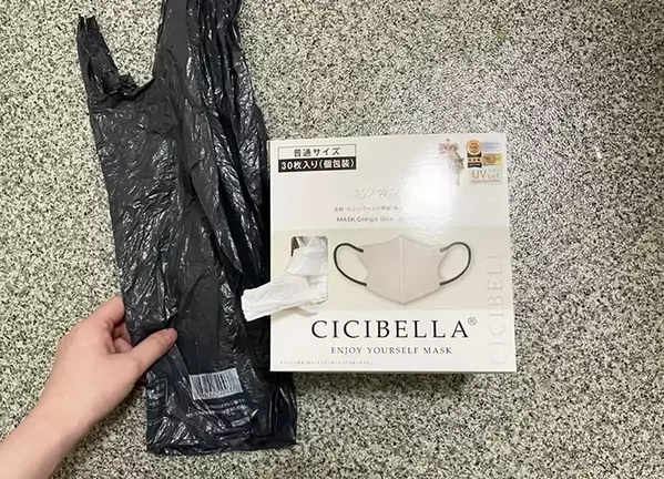 マスクの空き箱が『ビニール袋』のホルダーに！　ティッシュのように引き出して使える収納術