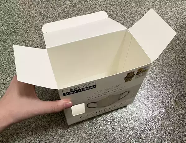 マスクの空き箱が『ビニール袋』のホルダーに！　ティッシュのように引き出して使える収納術