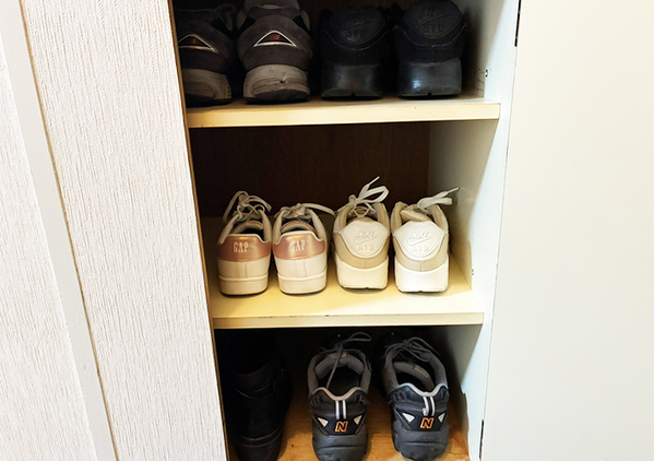 靴棚につっぱり棒2本をセット！　入りきらない靴を収納できるアイディアに「早く知りたかった」