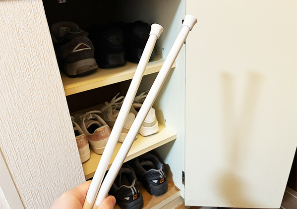 靴棚につっぱり棒2本をセット！　入りきらない靴を収納できるアイディアに「早く知りたかった」