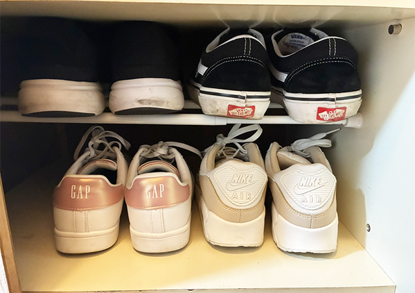 靴棚につっぱり棒2本をセット！　入りきらない靴を収納できるアイディアに「早く知りたかった」