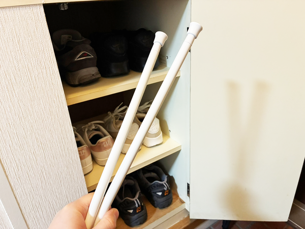 靴棚につっぱり棒2本をセット！　入りきらない靴を収納できるアイディアに「早く知りたかった」