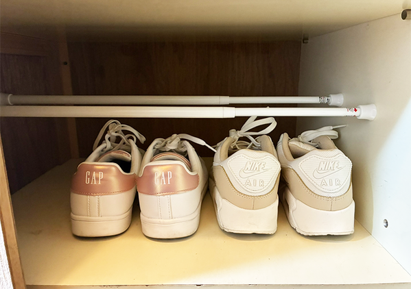 靴棚につっぱり棒2本をセット！　入りきらない靴を収納できるアイディアに「早く知りたかった」
