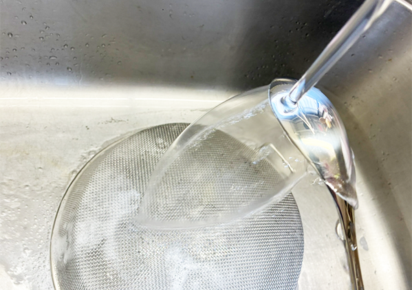 ザルを洗う時は『スプーンの裏面』で！　18秒で泡を落とせる時短技に「ササッと洗い流せた」