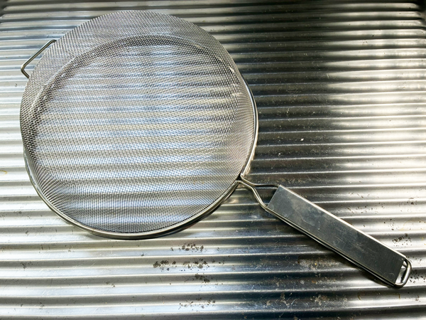 ザルを洗う時は『スプーンの裏面』で！　18秒で泡を落とせる時短技に「ササッと洗い流せた」