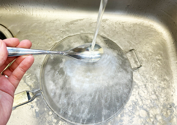 ザルを洗う時は『スプーンの裏面』で！　18秒で泡を落とせる時短技に「ササッと洗い流せた」