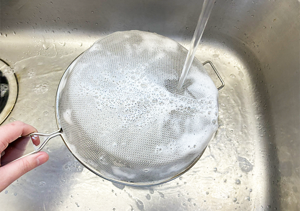 ザルを洗う時は『スプーンの裏面』で！　18秒で泡を落とせる時短技に「ササッと洗い流せた」