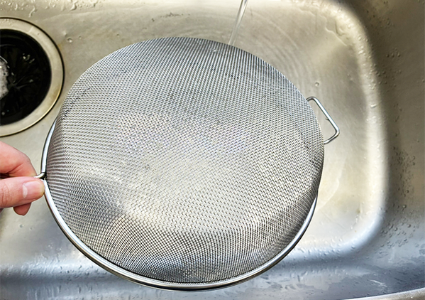 ザルを洗う時は『スプーンの裏面』で！　18秒で泡を落とせる時短技に「ササッと洗い流せた」