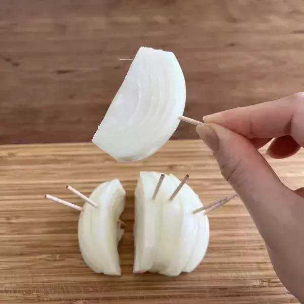 つまようじを刺してから『タマネギ』を切ると？　画期的な裏技に「この発想はなかった」