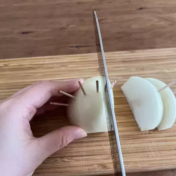 つまようじを刺してから『タマネギ』を切ると？　画期的な裏技に「この発想はなかった」