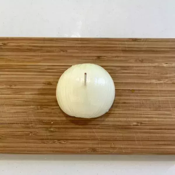 つまようじを刺してから『タマネギ』を切ると？　画期的な裏技に「この発想はなかった」