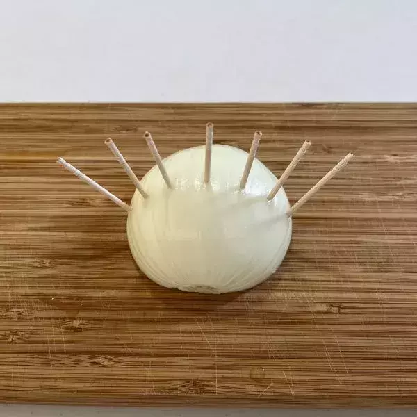 つまようじを刺してから『タマネギ』を切ると？　画期的な裏技に「この発想はなかった」
