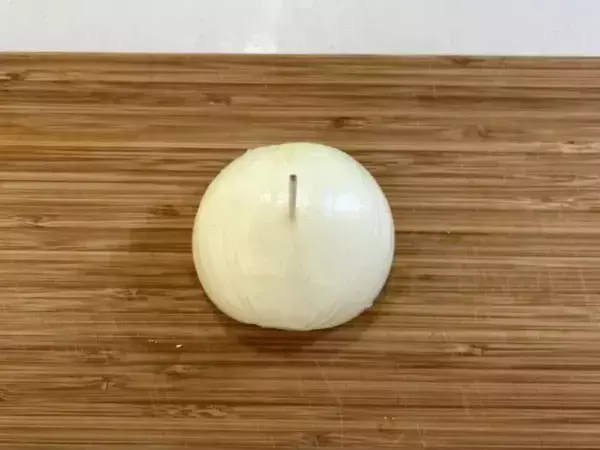 つまようじを刺してから『タマネギ』を切ると？　画期的な裏技に「この発想はなかった」