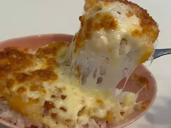 冷凍コロッケを『ごはん』の上で崩して…　できあがった品に「なんだコレ！」「食欲そそる」