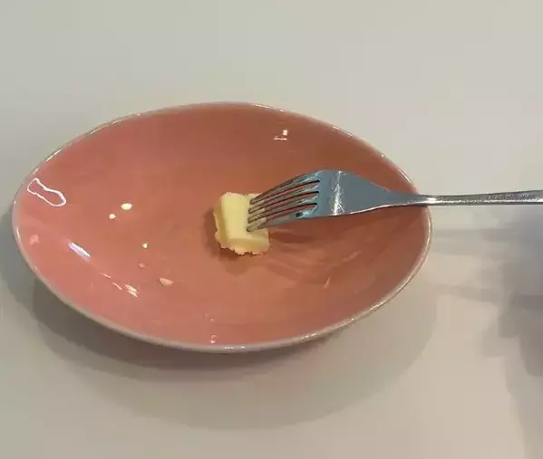 冷凍コロッケを『ごはん』の上で崩して…　できあがった品に「なんだコレ！」「食欲そそる」