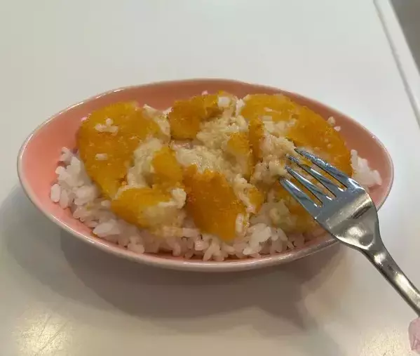 冷凍コロッケを『ごはん』の上で崩して…　できあがった品に「なんだコレ！」「食欲そそる」