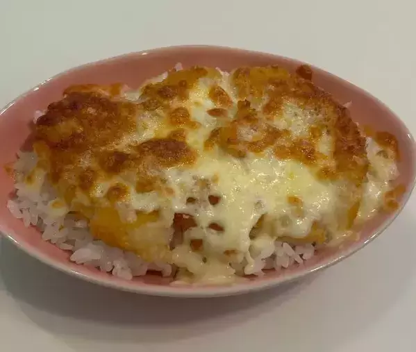 冷凍コロッケを『ごはん』の上で崩して…　できあがった品に「なんだコレ！」「食欲そそる」